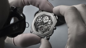 Final control while assembling an Octo Finissimo Tourbillon © Anita Schlaefli
