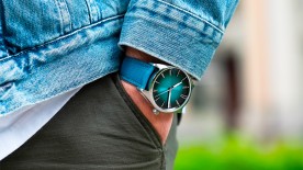 HMoser_3200-1214_Pioneer_CentreSeconds_MegaCool_Lifestyle_Summer_05_wrist