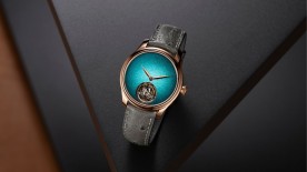 Endeavour Tourbillon Concept Turquoise Enamel, 40 mm, calibre à remontage automatique, 72 heures de réserve de marche. CHF 75'000. © H. Moser & Cie.