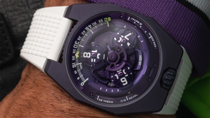 UR-100V UltraViolet en titane violet, 41 x 50 mm, mouvement automatique avec heures satellitaires et minutes rétrogrades, bracelet en caoutchouc. Urwerk. CHF 62'700.