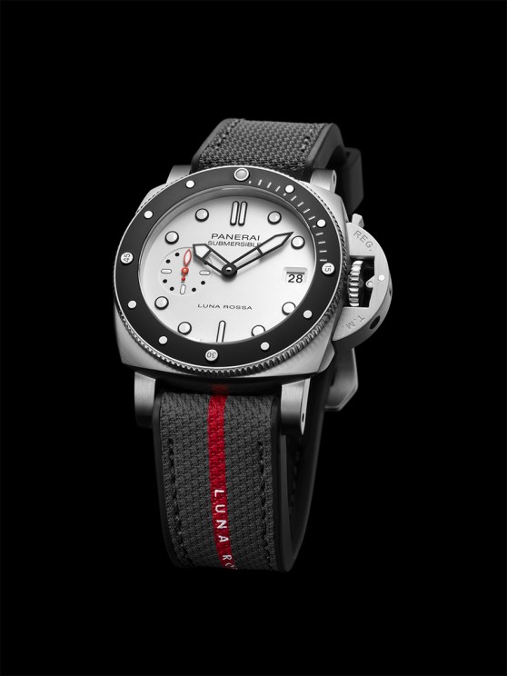 Submersible Luna Rossa PAM01579 © Panerai