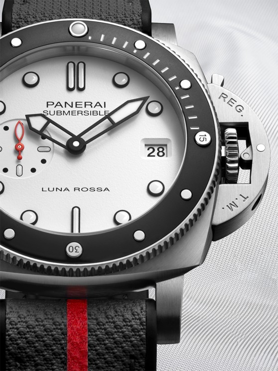 Submersible Luna Rossa PAM01579 © Panerai