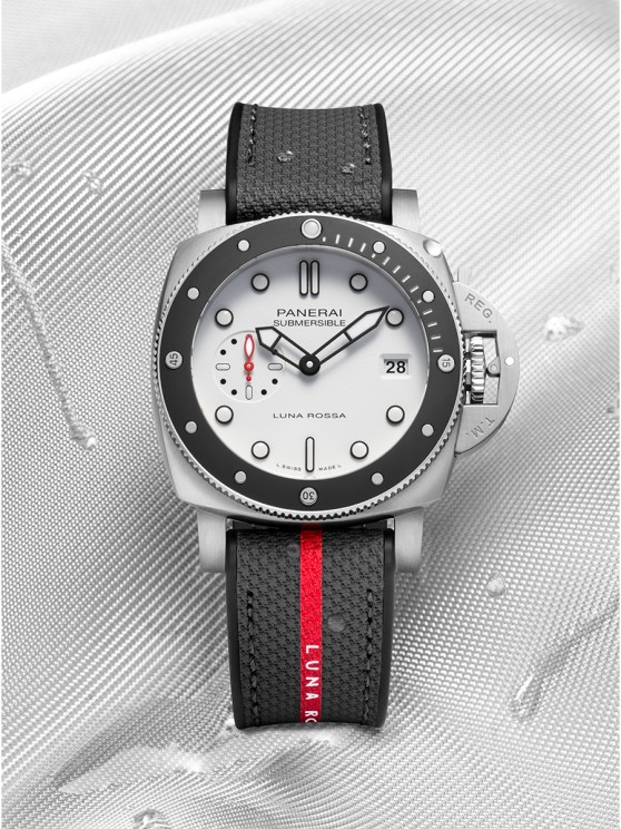 Submersible Luna Rossa PAM01579 © Panerai