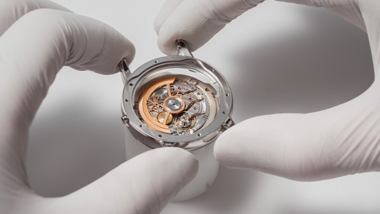 Guilloche-decorated 22K gold oscillating weight and the movement components © Vacheron Constantin