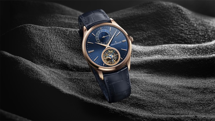 Master Ultra Thin en or rose, 40 mm de diamètre, mouvement automatique avec échappement à tourbillon et date, bracelet en cuir. Cadran uni en émail Grand Feu guilloché soleil. Prix sur demande © Jaeger-LeCoultre