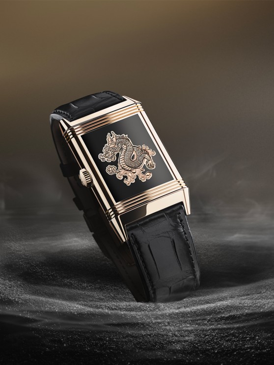 Reverso Tribute « Dragon » en or rose, 45,5 mm x 27,4 mm, mouvement à remontage manuel, bracelet en cuir. Boîtier en émail Grand Feu gravé d’un dragon, cadran en émail Grand Feu uni. Sur commande. Prix sur demande © Jaeger-LeCoultre