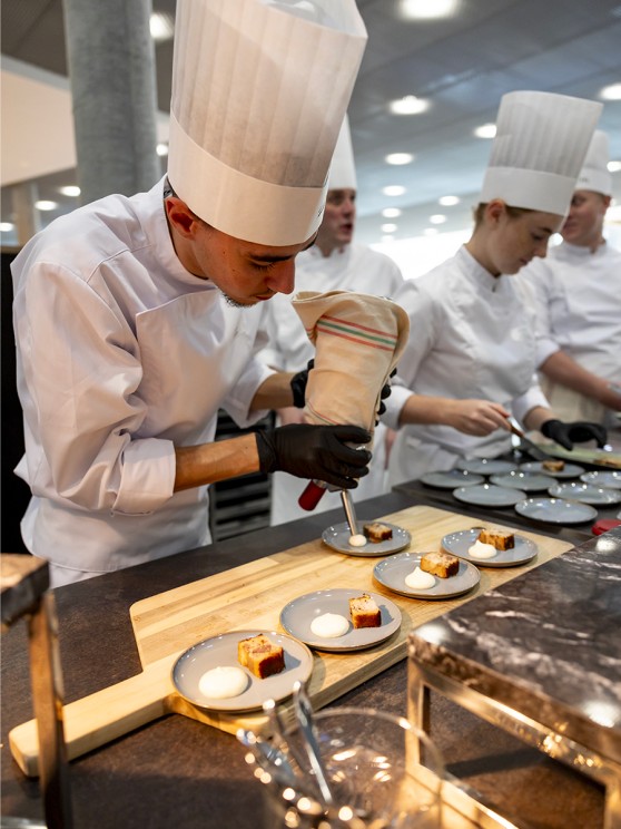 Chefs preparing delicacies during the Michelin Swiss awards © Michelin Guide