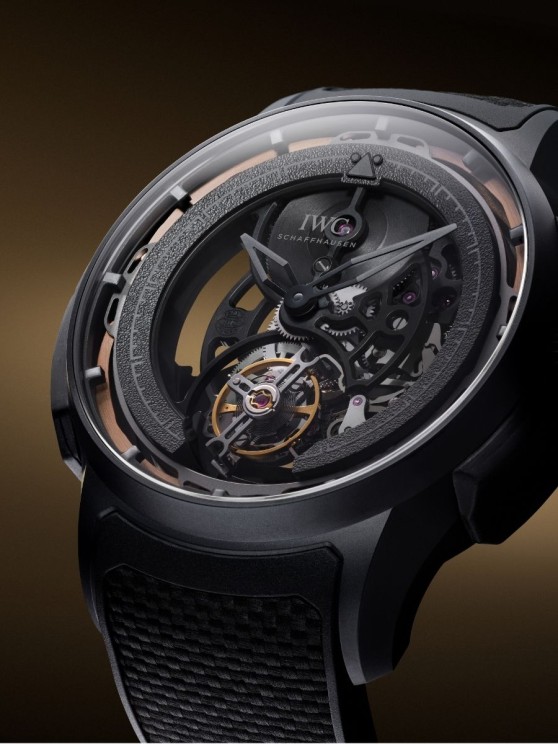 Autant de preuves que l’ingénieuse invention brevetée en 1801par Abraham-Louis Breguet ne prend pas une ride et se marie parfaitement aux esthétiques les plus contemporaines.