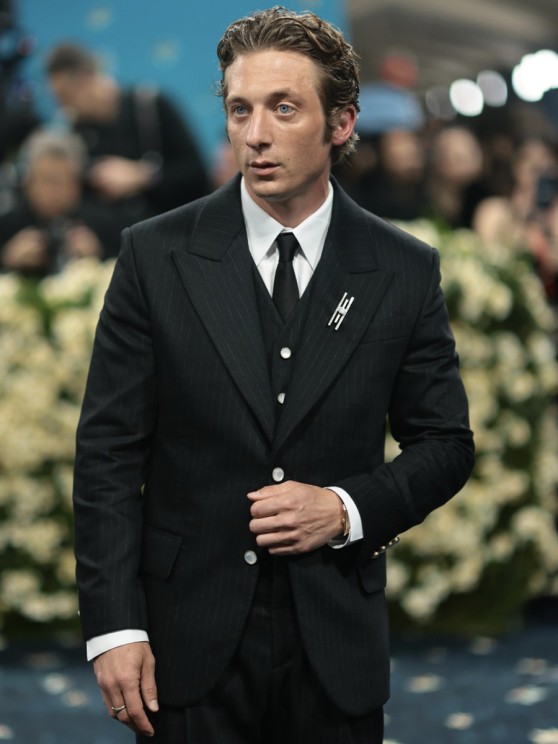 Jeremy Allen White opted for the Reverso Tribute Small Seconds in pink gold (750/1000) © Jaeger_LeCoultre